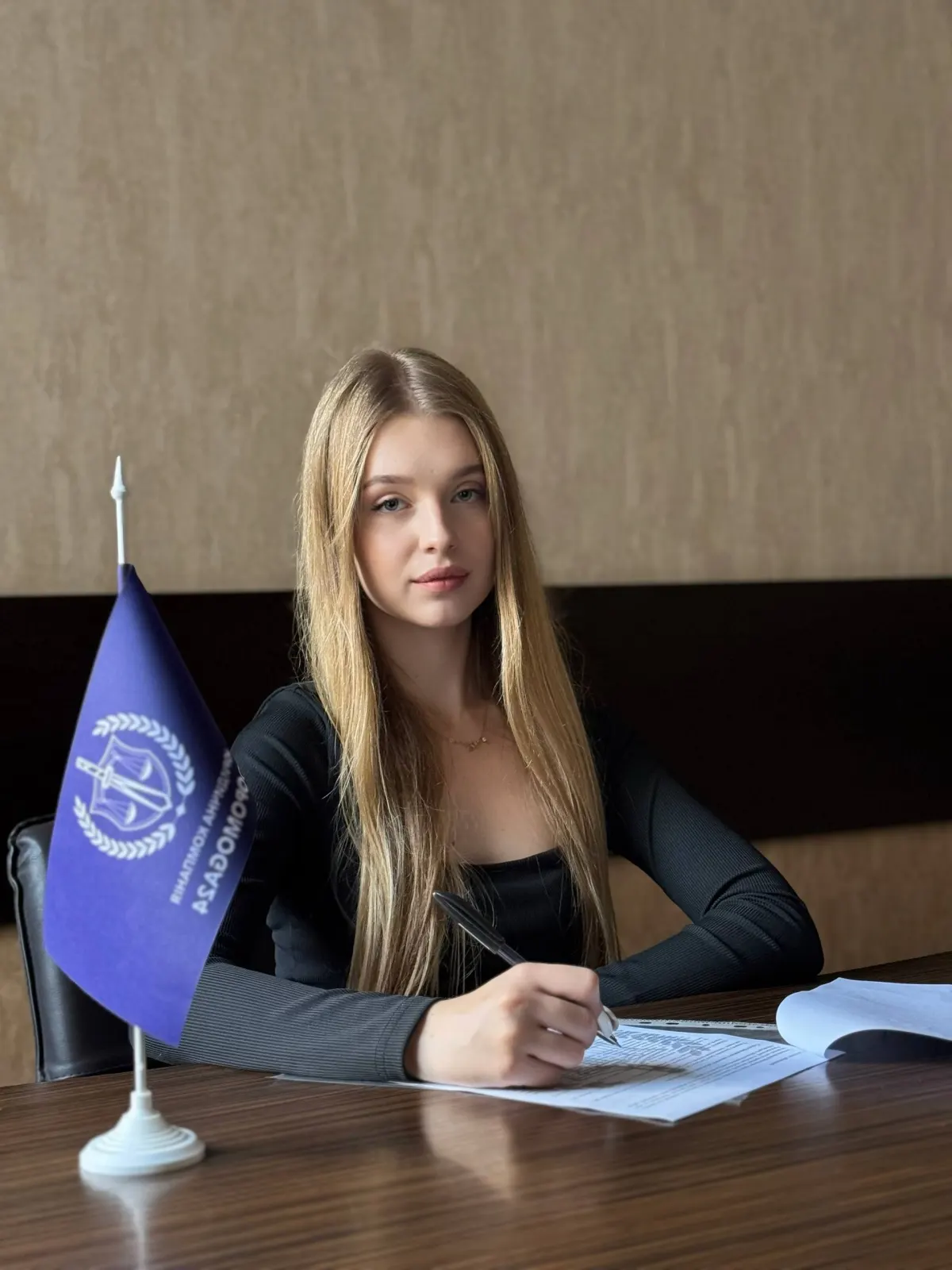 Еріка Комаровська за робочим столом